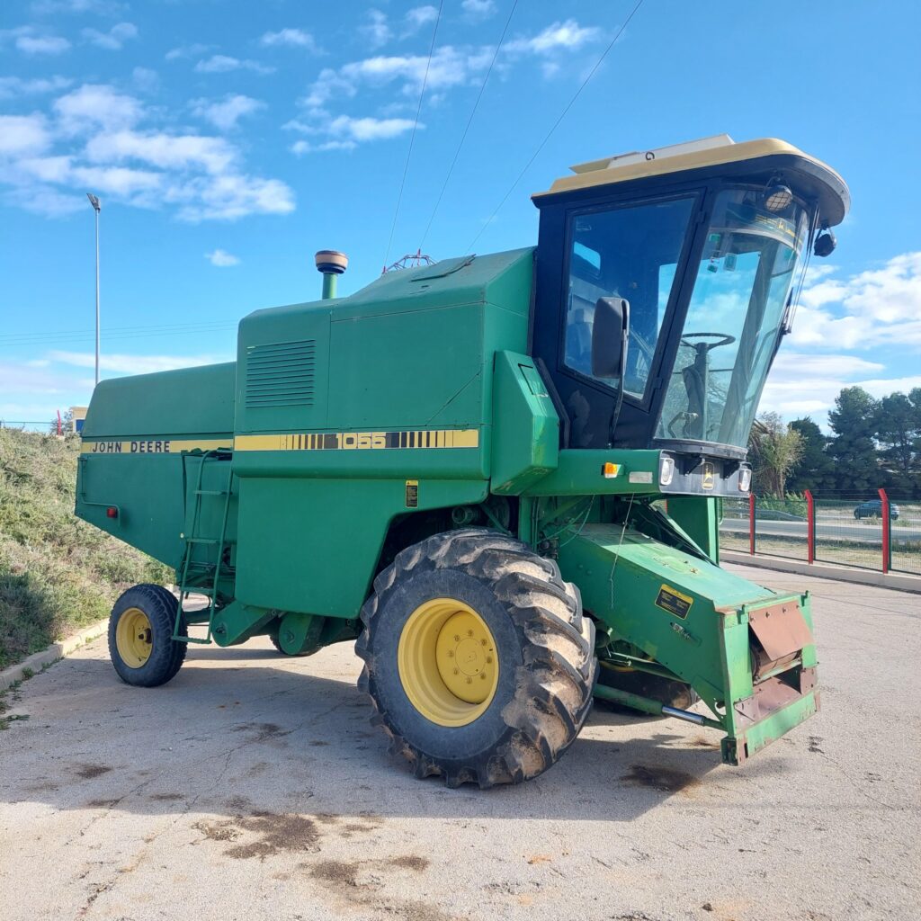 Cosechadora usada John Deere 1055 Con Plataforma de Corte 3,60