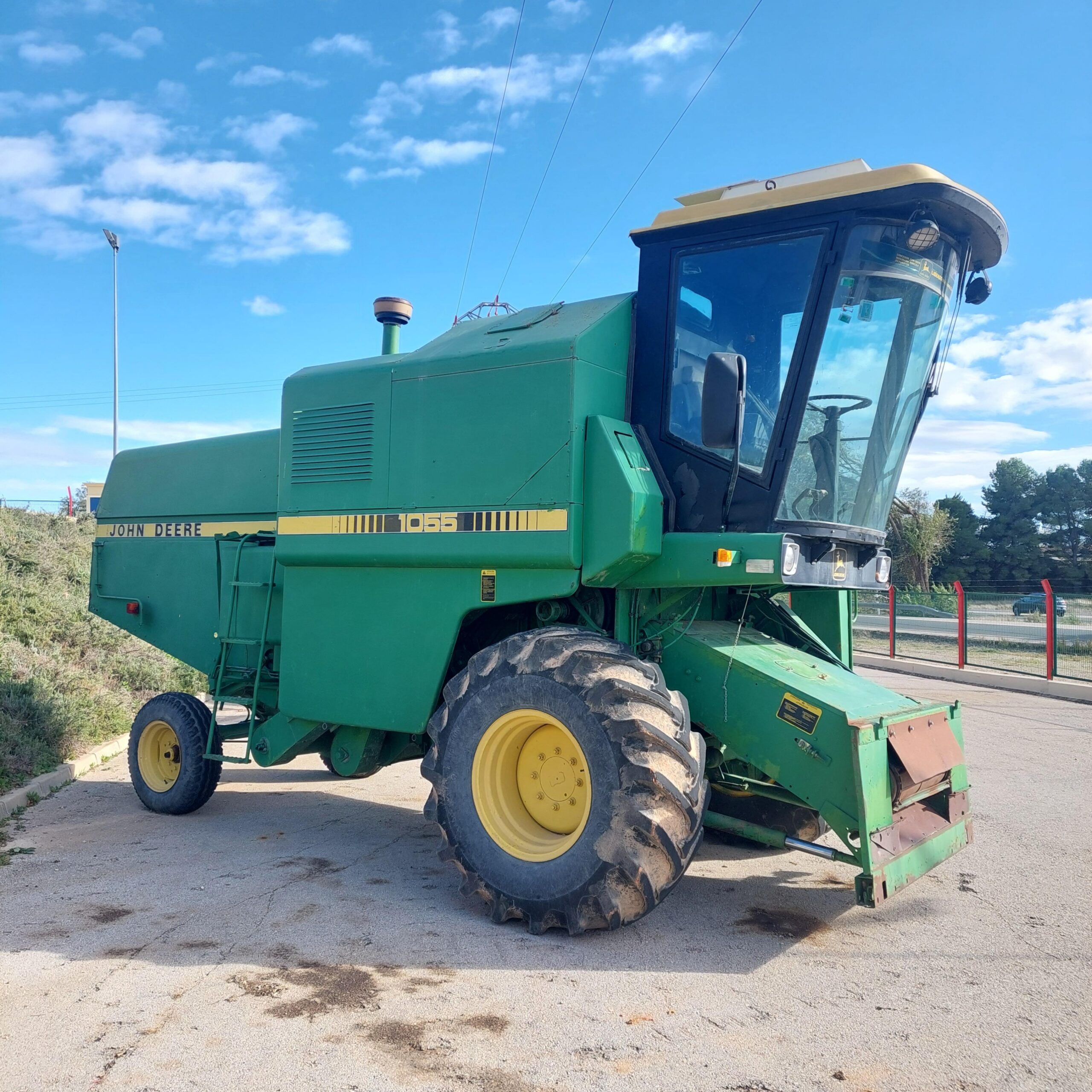Cosechadora usada John Deere 1055 Con Plataforma de Corte 3,60